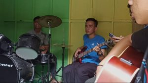 Siswa SMA Wahid Hasyim saat mengikuti Ekstra Musik 