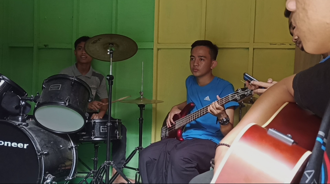 Siswa SMA Wahid Hasyim saat mengikuti Ekstra Musik