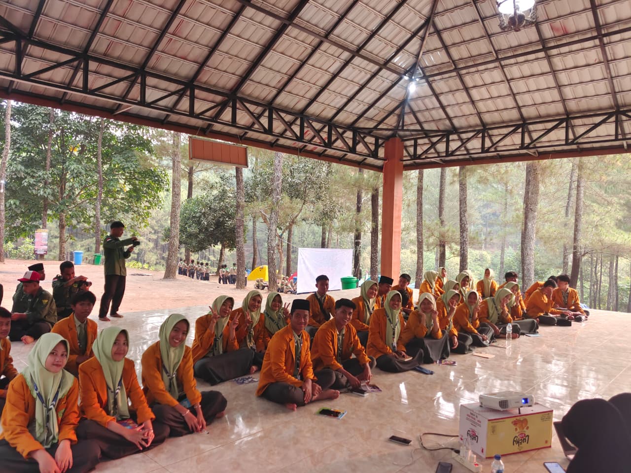Siswa SMA Wahid Hasim Model sedang duduk menyimmak